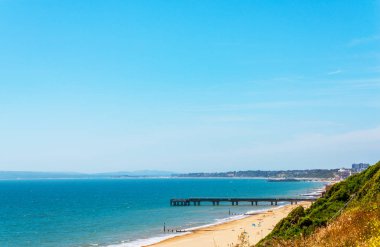 Sandy beach ve mavi okyanus, güzel bir güneşli gün, dinlenme yer