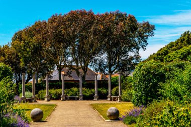 Antika stili, kaideleri üzerinde taş süslemeler güzel park,
