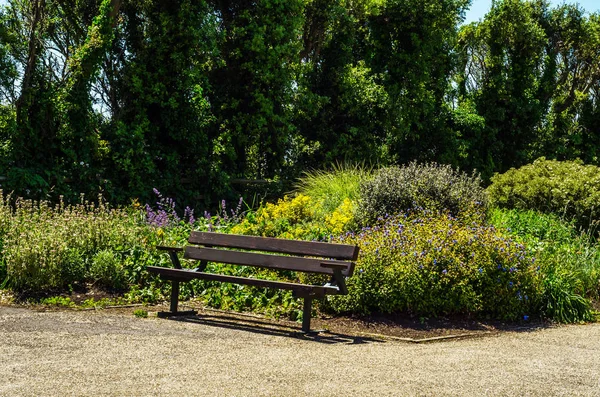 Banco vacío en el parque en el balneario, lugar de descanso, gr — Foto de Stock