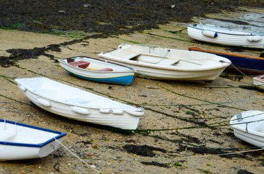 Bir çıkış, düşük su seviyesi sırasında küçük bir liman tekneler
