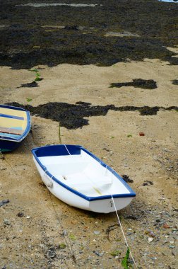 Bir çıkış, düşük su seviyesi sırasında küçük bir liman tekneler