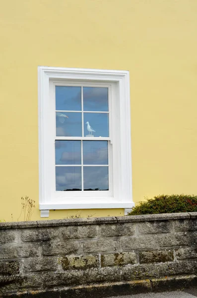 Ungewöhnliche und interessante Fensterform, interessantes Element — Stockfoto