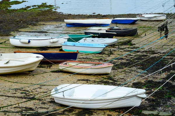 Bir çıkış, düşük su seviyesi sırasında küçük bir liman tekneler