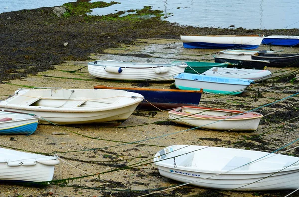 Bir çıkış, düşük su seviyesi sırasında küçük bir liman tekneler