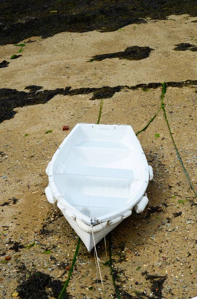 Bir çıkış, düşük su seviyesi sırasında küçük bir liman tekneler