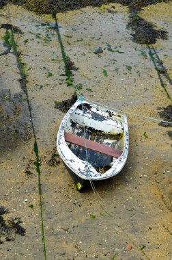 Bir çıkış, düşük su seviyesi sırasında küçük bir liman tekneler