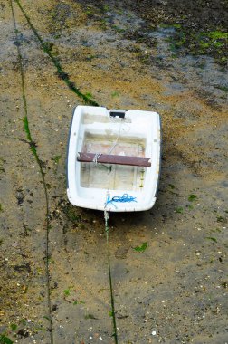 Bir çıkış, düşük su seviyesi sırasında küçük bir liman tekneler