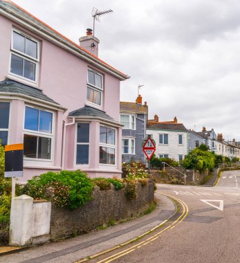 binalar, renkli cephe ile bir sahil kasabasında sokak tr