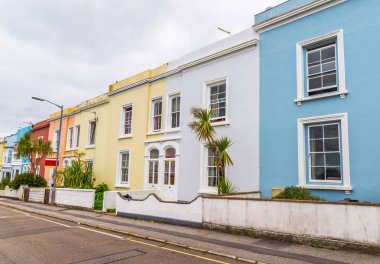 binalar, renkli cephe ile bir sahil kasabasında sokak tr