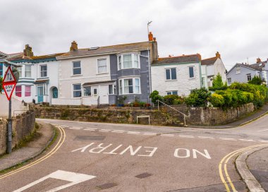 binalar, renkli cephe ile bir sahil kasabasında sokak tr