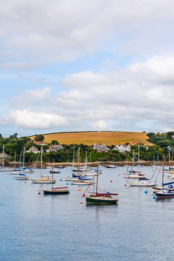 Tekneler ve gemiler arka plan silahli içinde küçük bir limanda palamarla