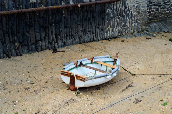 Barcos em um pequeno porto durante uma saída, baixo nível de água — Fotografia de Stock