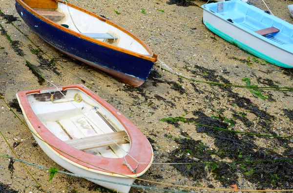 Bir çıkış, düşük su seviyesi sırasında küçük bir liman tekneler