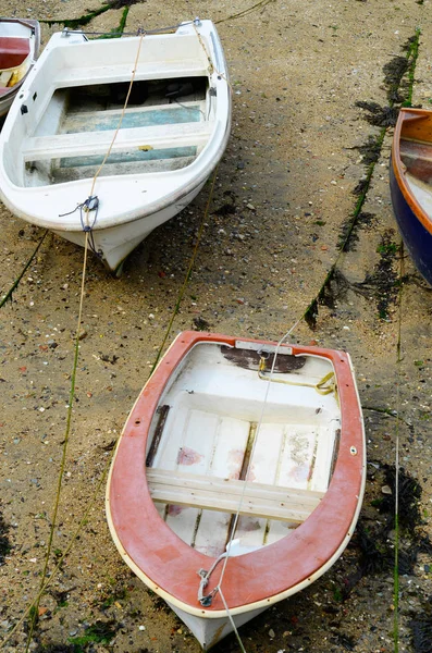 Barcos em um pequeno porto durante uma saída, baixo nível de água — Fotografia de Stock