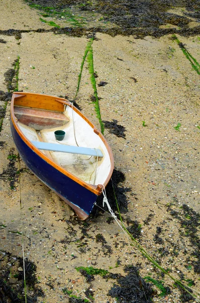 Bir çıkış, düşük su seviyesi sırasında küçük bir liman tekneler