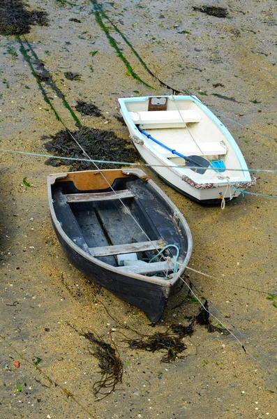 Bir çıkış, düşük su seviyesi sırasında küçük bir liman tekneler