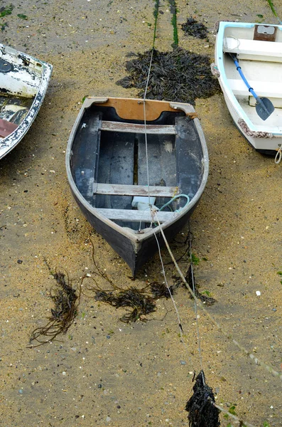 Bir çıkış, düşük su seviyesi sırasında küçük bir liman tekneler