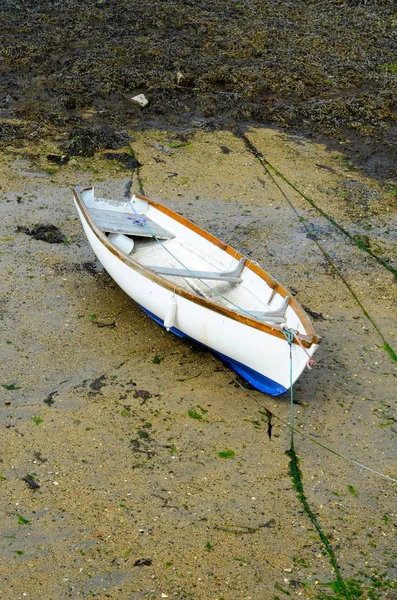 Bir çıkış, düşük su seviyesi sırasında küçük bir liman tekneler