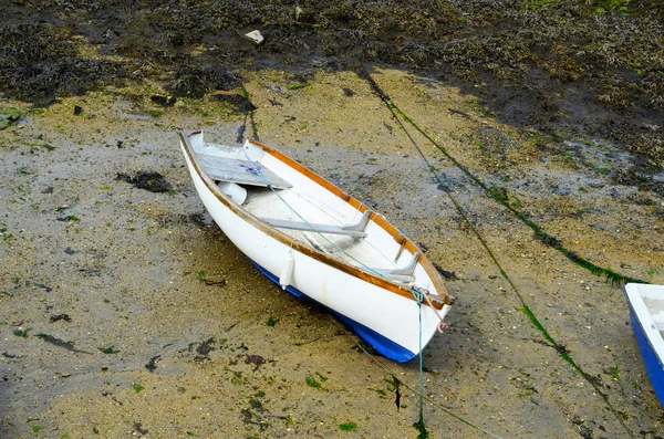 Bir çıkış, düşük su seviyesi sırasında küçük bir liman tekneler
