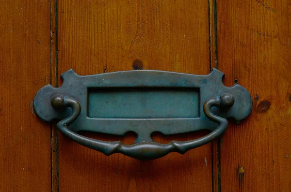 Kapıdaki mektupları teslim geleneksel şekilde eski mektup