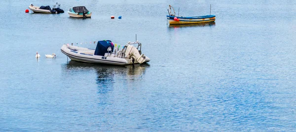 Barcos y barcos amarrados en un pequeño puerto, en el fondo coasta — Foto de Stock