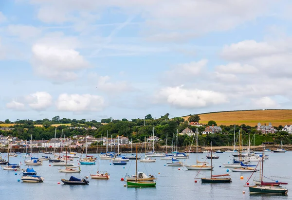 Boten en schepen afgemeerd in een kleine haven, in de achtergrond coasta — Stockfoto