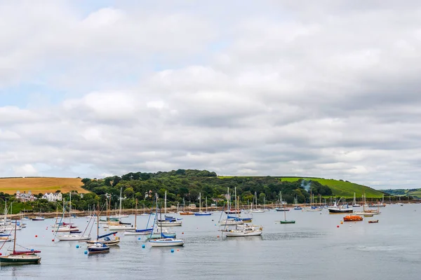 Boten en schepen afgemeerd in een kleine haven, in de achtergrond coasta — Stockfoto