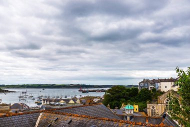 Binaların çatıları güzel İngilizce sar kiremit ile kaplı