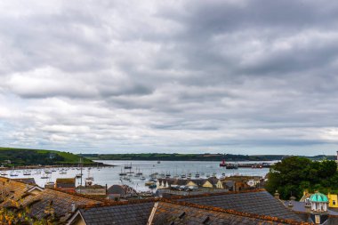Binaların çatıları güzel İngilizce sar kiremit ile kaplı