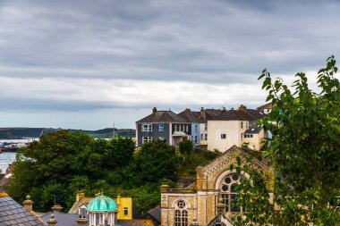 Binaların çatıları güzel İngilizce sar kiremit ile kaplı