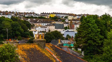 Binaların çatıları güzel İngilizce sar kiremit ile kaplı