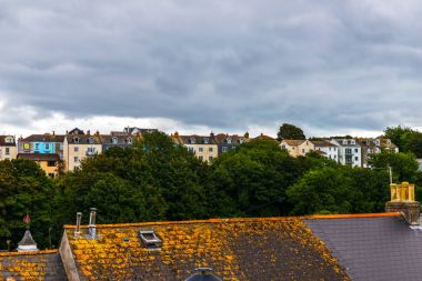 Binaların çatıları güzel İngilizce sar kiremit ile kaplı