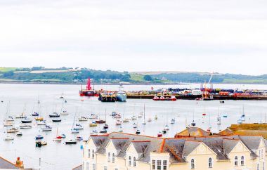 Binaların çatıları güzel İngilizce sar kiremit ile kaplı