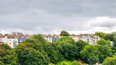 Binaların çatıları güzel İngilizce sar kiremit ile kaplı