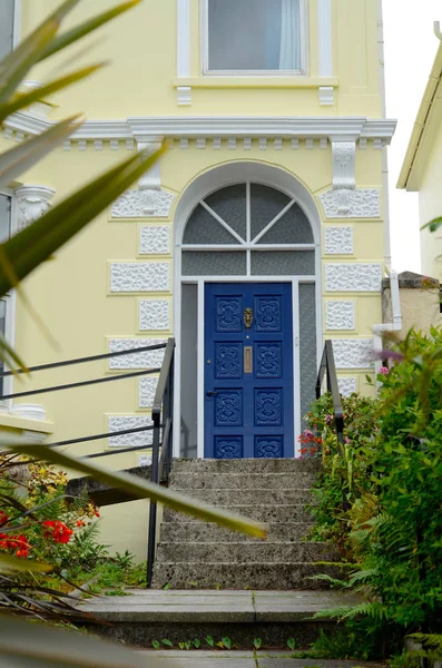 şık bir Konut Binası, ilginç bir facad girişine