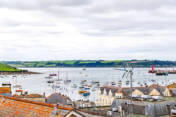 Binaların çatıları güzel İngilizce sar kiremit ile kaplı
