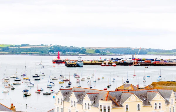 Binaların çatıları güzel İngilizce sar kiremit ile kaplı