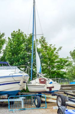 Stand, sahilde tekne yat parçası üzerinde yakın l