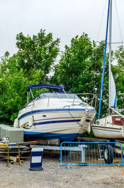 Stand, sahilde tekne yat parçası üzerinde yakın l