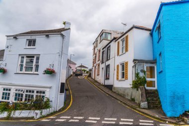 binalar, renkli cephe ile bir sahil kasabasında sokak tr