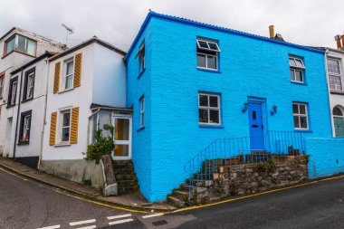 binalar, renkli cephe ile bir sahil kasabasında sokak tr