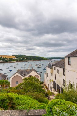 Tekneler ve gemiler arka plan silahli içinde küçük bir limanda palamarla