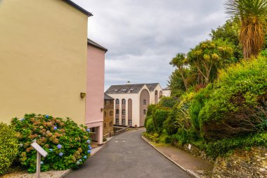 binalar, renkli cephe ile bir sahil kasabasında sokak tr