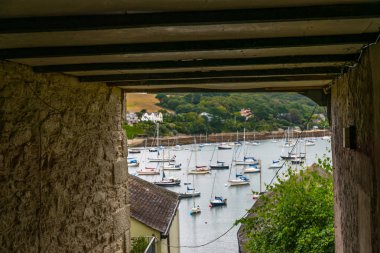 Tekneler ve gemiler arka plan silahli içinde küçük bir limanda palamarla