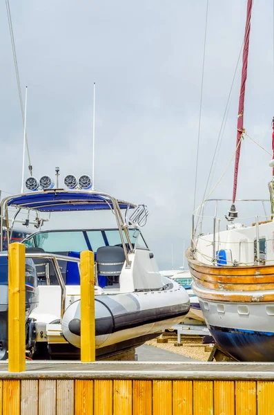 Bateau debout sur le rivage, près de la partie du yacht, l — Photo