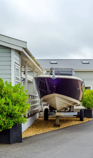 Bateau debout sur le rivage, près de la partie du yacht, l — Photo