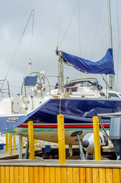 Stand, sahilde tekne yat parçası üzerinde yakın l