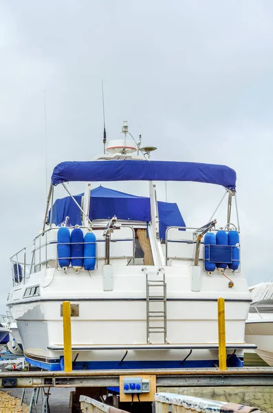 Stand, sahilde tekne yat parçası üzerinde yakın l