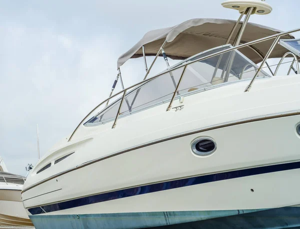 Stand, sahilde tekne yat parçası üzerinde yakın l