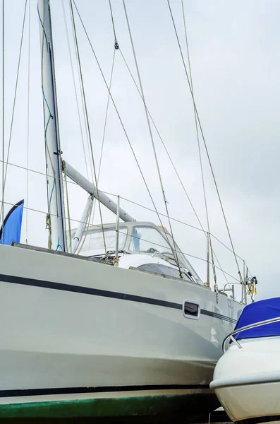 Bateau debout sur le rivage, près de la partie du yacht, l — Photo